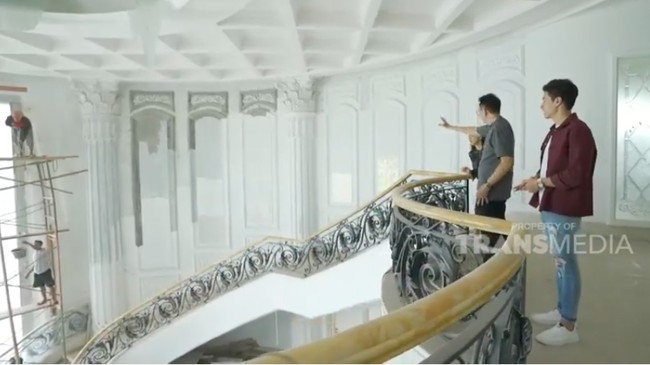 Dinding di tangga utama dihiasi tujuh panel yang masing-masing merepresentasikan filosofi kehidupan. Pilar paling bawah bermakna bijaksana, sehat panjang umur, keluarga harmonis, kaya raya (banyak passive income), kemudian hidup bahagia, bermanfaat untuk orang banyak, terakhir dibimbing oleh Tuhan. (Foto: YouTube/Trans TV Official)