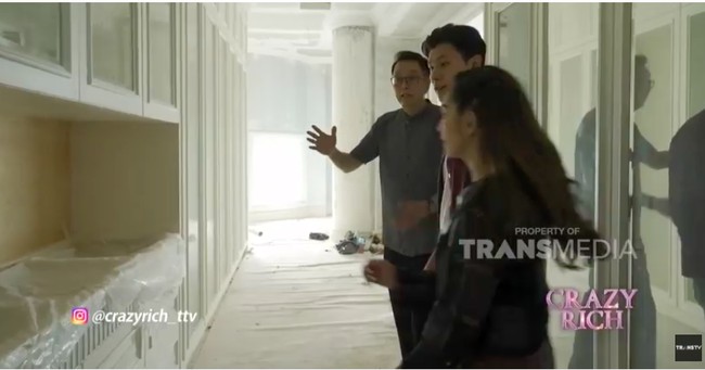 Rumah dilengkapi walk-in closet dengan lemari berpintu-pintu. Tung Desem berseloroh hampir semuanya akan diisi untuk barang-barang istrinya. Ia hanya tersisa satu pintu. (Foto: YouTube/Trans TV Official)
