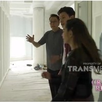 Rumah dilengkapi walk-in closet dengan lemari berpintu-pintu. Tung Desem berseloroh hampir semuanya akan diisi untuk barang-barang istrinya. Ia hanya tersisa satu pintu. (Foto: YouTube/Trans TV Official)
