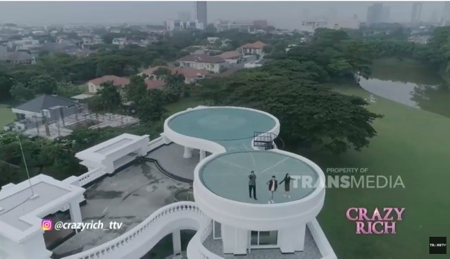 Kemewahan rumah Tung Desem Waringin kian lengkap dengan fasilitas helipad. (Foto: YouTube/Trans TV Official)