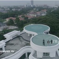 Kemewahan rumah Tung Desem Waringin kian lengkap dengan fasilitas helipad. (Foto: YouTube/Trans TV Official)