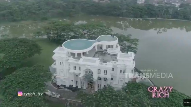 Rumahnya juga berdiri di halaman yang luas tepat di pinggir danau. Saking luasnya, rumah dilengkapi jogging track. (Foto: YouTube/Trans TV Official)