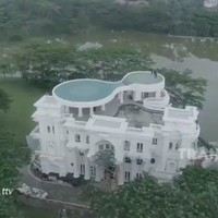 Rumahnya juga berdiri di halaman yang luas tepat di pinggir danau. Saking luasnya, rumah dilengkapi jogging track. (Foto: YouTube/Trans TV Official)