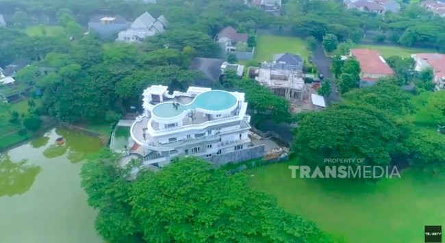 Kekayaan harta yang dimiliki Tung Desem merupakan hasil kerja kerasnya selama berpuluh-puluh tahun. Beberapa kunci suksesnya antara lain menunda kesenangan, belilah yang perlu, jangan kebanyakan drama, banyak prestasi, banyak bersyukur dan banyak beramal. (Foto: YouTube/Trans TV Official)