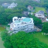 Kekayaan harta yang dimiliki Tung Desem merupakan hasil kerja kerasnya selama berpuluh-puluh tahun. Beberapa kunci suksesnya antara lain menunda kesenangan, belilah yang perlu, jangan kebanyakan drama, banyak prestasi, banyak bersyukur dan banyak beramal. (Foto: YouTube/Trans TV Official)