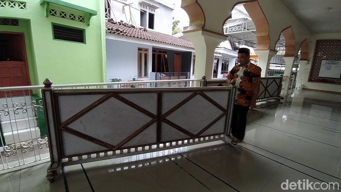 Salah satu marbot Masjid Al Muqorrobien, Akhmad Syafii, Senin (14/2/2022).