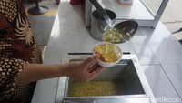 Cakue yang gurih, dimakan bersamaan dengan bubur kacang hijau yang bercitarasa manis, menghasilkan kombinasi rasa yang cukup mengejutkan, unik tapi enak. (Wahyu Setyo Widodo/detikTravel)