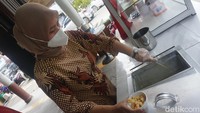Setelah itu, potongan cakue kemudian disiram dengan bubur kacang hijau yang bulirnya masih utuh. Paduan rasanya sungguh unik dan pastinya bikin kenyang.