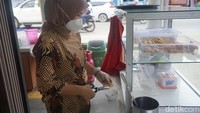 Sesuai dengan namanya, bubur gunting ini terdiri dari cakue yang sudah digunting-gunting. Potongan cakue itu kemudian dimasukkan ke dalam mangkok. (Wahyu Setyo Widodo/detikTravel)