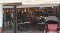 San Kheu Jong Kopitiam termasuk warung kopi paling ramai di Singkawang. Traveler wajib coba kalau liburan ke sini. Warung kopi ini buka hingga pukul 24.00 setiap harinya. Cocok buat kamu yang betah nongkrong sampai malam. (Wahyu Setyo Widodo/detikTravel)