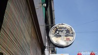 Bubur gunting atau Luk Theu San adalah kuliner khas dari Singkawang. Biasanya dimakan saatsarapan.Tempat terbaik untuk menikmatinya ada di San Kheu Jong Kopitiam yang beralamat di Jalan Budi Utomo, Singkawang. (Wahyu Setyo Widodo/detikTravel)