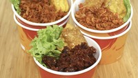 Jeng Rawit menawarkan rice bowl berlauk tetelan, paru, hingga ayam suwir berbumbu pedas. Kamu bisa menemukan gerainya di Ciputat dan PIK. Rice bowl di sini juga bisa tambah lauk seperti tempe, tahu, telur, keju mozzarella, dan ayam goreng rempah. Foto: jengrawit