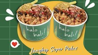 Mau santap makanan Bali praktis dalam bentuk rice bowl? Halo Bali adalah jawabannya. Gerainya ada di Kemanggisan, Setiabudi, Menteng, dan Tebet. Harganya mulai dari Rp 28 ribu dengan pilihan lauk nasi bali kulit ayam, jangkep super pedas, nasi sate lilit, nasi ayam suwir betutu, sampai nasi ayam suwir pelalah. Foto: halobali.jkt