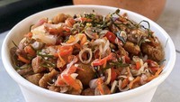 Di Duren Sawit ada rice bowl Ayam Sultan yang terkenal dengan lauk ayam plus sambal. Mulai dari sambal ijo, sambal korek, hingga sambal matah. Ada juga chicken salted egg dan mentega yang gurih. Semuanya bisa dipesan via online. Foto: ayamsultan.id