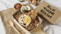 Nasi telur ceplok khas Pontianak sempat populer. Nasi Telor Rakyat menyediakannya dalam versi nasi kotak. Harganya mulai dari Rp 15 ribu, bisa pilih telur matang atau setengah matang. Menu lainnya, nasi dadar, nasi kulit, dan nasi istimewa. Foto: nasitelorrakyat