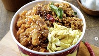 Gerai rice bowl selanjutnya, Bowleh Ricebowl yang ada di PIK, Tanjung Duren, hingga Jabodetabek. Di sini tersedia nasi merah dengan pilihan lauk ayam pedas manis, ayam geprek, ayam cabe ijo, ayam nestum, ayam matah, sampai ayam salted egg. Foto: bowleh.official