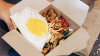 Namanya unik, inilah Taksi yang menjual nasi special tumis aromatik. Lauknya ada seafood, ayam crispy, hingga kebab khas Timur Tengah. Taksi bisa dipesan melalui gerainya yang ada di Kemanggisan, Kelapa Gading, dan Bintaro. Foto: taksi.id