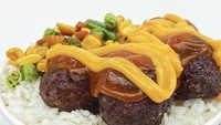 Berlokasi di Cipete, Lebak Bulus, hingga BSD, Arya Saloka menawarkan rice bowl dalam merek Beefology. Lauknya ada meetball, original beef, beef mentai, hingga saikoro sesame rice. Harganya mulai dari Rp 35 ribuan. Foto: beefology.id