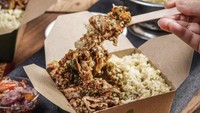 Limau punya gerai lebih dari 80 di Jakarta dan sekitarnya. Fokus pada nasi jeruk, Limau lantas menawarkan aneka paduan lauk sedap. Salah satunya gyudon sambal matah. Lalu ada juga Holy Basil Crispy Chicken, Taichan Grilled Chicken, dan Wagyu dengan bumbu rempah Cajun. Harganya mulai dari Rp 20-60 ribuan. Foto: limau.id