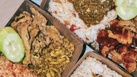 Nasi Kotak Kotak mencuri perhatian dengan pilihan menunya. Semuanya berbumbu rempah nikmat seperti Ayam Balado, Ayam Rica, Ayam Cabe Ijo, dan Ayam Suwir Serundeng. Harganya berkisar Rp 30 ribuan dan berlokasi di Jelambar serta Gading Serpong. Foto: _tanpasepatu_