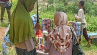 Antusiasme dan keramaian ini turut dilihat sebagai peluang menjajakan dagangan. Foto: ANTARA FOTO/AHMAD SUBAIDI