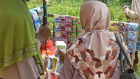 Nonton tes MotoGP Mandalika dari bukit sambil makan pop mie, camilan, atau beraneka ragam minuman seduh pun bisa. Tinggal pilih saja. Foto: ANTARA FOTO/AHMAD SUBAIDI