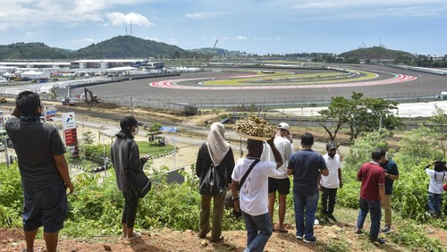 Sejumlah warga menonton sesi tes pramusim MotoGP 2022 dari atas bukit sekitar Pertamina Mandalika International Street Circuit di KEK Mandalika, Desa Kuta, Kecamatan Pujut, Praya, Lombok Tengah, NTB, Sabtu (12/2/2022). Warga antusias menyaksikan tes pramusim MotoGP 2022 yang diikuti 24 pembalap di sirkuit yang memiliki panjang 4,32 km dengan 17 tikungan itu. ANTARA FOTO/Ahmad Subaidi/pras.