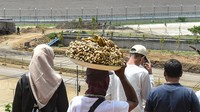 Terselip pula di antaranya seorang bapak yang melihatnya sebagai peluang dagang. Foto: ANTARA FOTO/AHMAD SUBAIDI