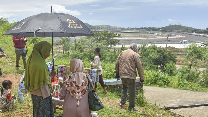 Warga berjualan di sekitar Pertamina Mandalika International Street Circuit di KEK Mandalika, Desa Kuta, Kecamatan Pujut, Praya, Lombok Tengah, NTB, Sabtu (12/2/2022). Warga antusias menyaksikan tes pramusim MotoGP 2022 yang diikuti 24 pembalap di sirkuit yang memiliki panjang 4,32 km dengan 17 tikungan itu. ANTARA FOTO/Ahmad Subaidi /pras.