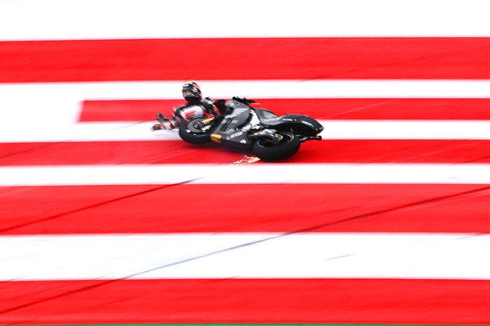 Sirkuit Mandalika, HARI PERTAMA TES PRAMUSIM MOTOGP 2022 Pembalap LCR Honda Takaaki Nakagami terjatuh pada hari pertama tes pramusim MotoGP 2022 di Pertamina Mandalika International Street Circuit, Lombok Tengah, NTB, Jumat (11/2/2022). Sesi tes pramusim di sirkuit Mandalika tersebut akan berlangsung hingga Minggu (13/2/2022). ANTARA FOTO/Andika Wahyu/YU