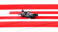 Takaaki Nakagami terjatuh dalam tes MotoGP Mandalika di hari pertama, Jumat (11/2/2022) lalu. Foto: ANTARA/ANDIKA WAHYU