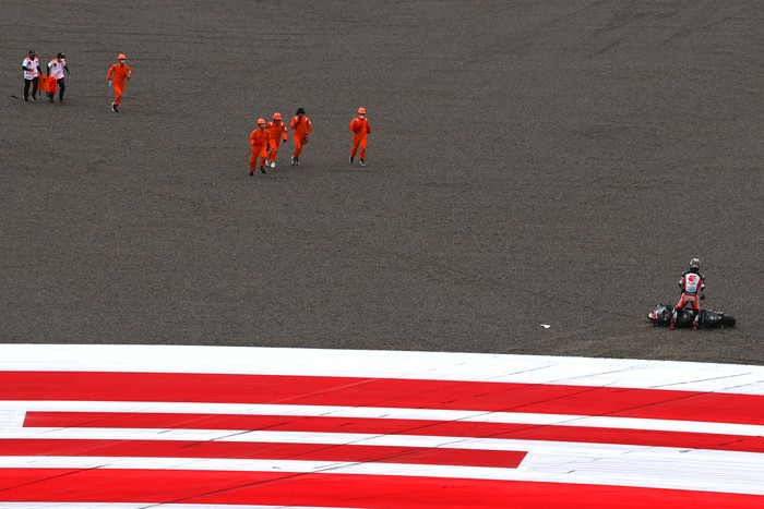 Sirkuit Mandalika, HARI PERTAMA TES PRAMUSIM MOTOGP 2022 Pembalap LCR Honda Takaaki Nakagami terjatuh sementara marshall dan petugas kesehatan mencoba membantunya saat hari pertama tes pramusim MotoGP 2022 di Pertamina Mandalika International Street Circuit, Lombok Tengah, NTB, Jumat (11/2/2022). Sesi tes pramusim di sirkuit Mandalika tersebut akan berlangsung hingga Minggu (13/2/2022). ANTARA FOTO/Andika Wahyu/YU