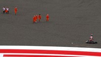 Marshall dan petugas kesehatan bergegas mendatangi rider LCR Honda Takaaki Nakagami yang terjatuh dalam tes MotoGP Mandalika. Foto: ANTARA/ANDIKA WAHYU