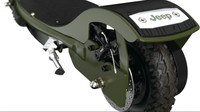 Jeep RX200 menggendong 2 baterai 12V sehingga memiliki kapasitas baterai hingga 24V. Foto: doc. Jeep/Razor/motortrend