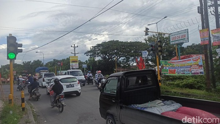 Suasana lalu lintas di Simpang Empat Jogoloyo Demak, Senin (14/2/2022).