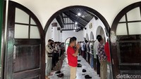 Pada masa PPKM level 3, masjid-masjid di Jakarta tetap mengadakan kegiatan ibadah.