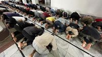 Suasana Salat Berjamaah Di Masjid Saat Jakarta PPKM Level 3