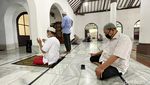 Suasana Salat Berjamaah di Masjid Saat Jakarta PPKM Level 3