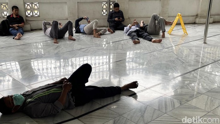 Jamaah melaksanakan ibadah Salat Dzuhur di Masjid Jami Al-Ma”mur, Jalan Raya Raden Saleh, Cikini, Jakarta, Senin (11/2/2022).