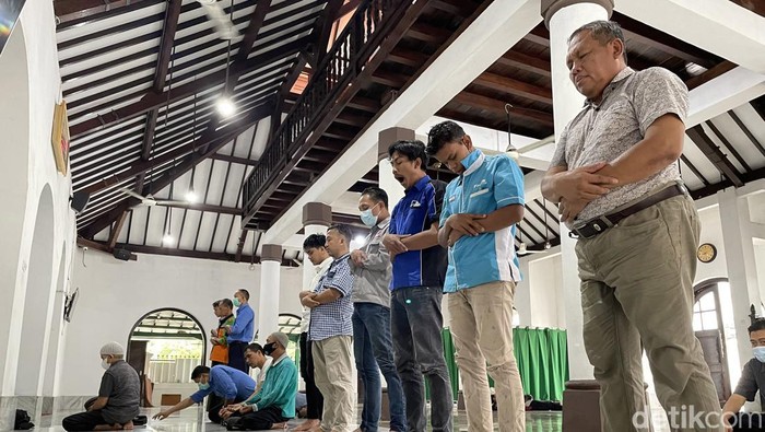 Suasana Salat Berjamaah Saat PPKM Level 3 Jamaah melaksanakan ibadah Salat Dzuhur di Masjid Jami Al-Ma”mur, Jalan Raya Raden Saleh, Cikini, Jakarta, Senin (11/2/2022).