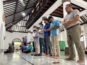 Suasana Salat Berjamaah di Masjid Saat Jakarta PPKM Level 3