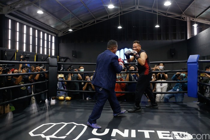 Vicky Prasetyo dan Hotman Paris saat berlatih tinju.