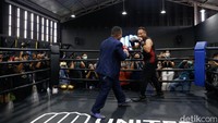 Usai bel dibunyikan Hotman langsung menyerang Vicky hingga ia sedikit terpojok. Pool/Noel/detikFoto