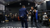 Vicky pun sama sekali tak melancarkan serangan dan hanya menangkis tinju sang pengacara. Pool/Noel/detikFoto