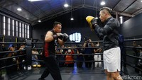 Bagaimana Deddy Corbuzier, tertarik melawan Vicky di atas ring? Pool/Noel/detikFoto