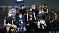 Usai pertandingan tersebut Vicky Prasetyo menantang para selebriti untuk berlatih tanding dengannya. Pool/Noel/detikFoto