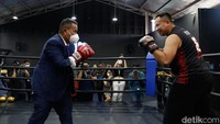 Vicky Prasetyo dan Hotman Paris berlatih tinju di atas ring di kawasan Cengkareng, Jakarta Barat pada Senin (14/2). Pool/Noel/detikFoto