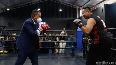 Adu Pukul Singkat Hotman Paris Vs Vicky Prasetyo