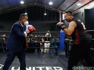 Vicky Prasetyo dan Hotman Paris Bertinju di Atas Ring, Siapa yang Menang?