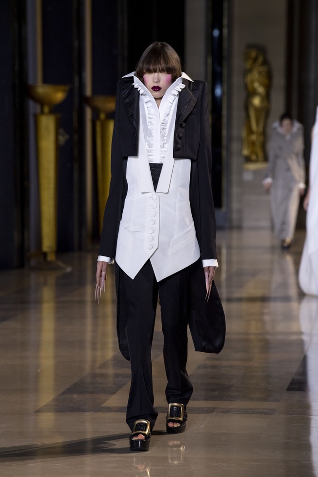 Fashion show koleksi busana Haute Couture Spring/Summer 2022 dari desainer Belanda Viktor & Rolf. Dok. Getty Images/Kristy Sparow.